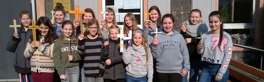 Schülerinnen der 6. Jahrgangsstufe mit ihren selbst hergestellten Kreuzen