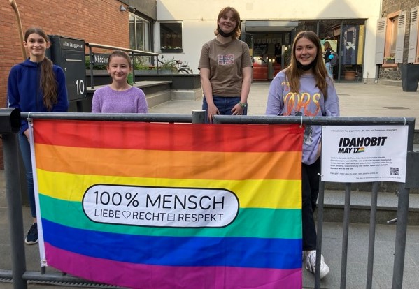 Schülerinnen der JOSEFINE zeigen Flagge! Die Schule macht mit!